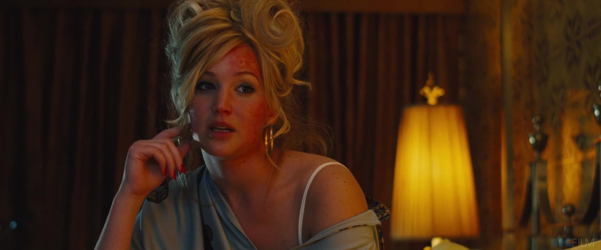 Афера по американски 2013. American Hustle, 2013 Дженнифер Лоуренс. Дженнифер Лоуренс афера по американски. Jennifer Lawrence афера по американски. Дженнифер Лоуренс афера.